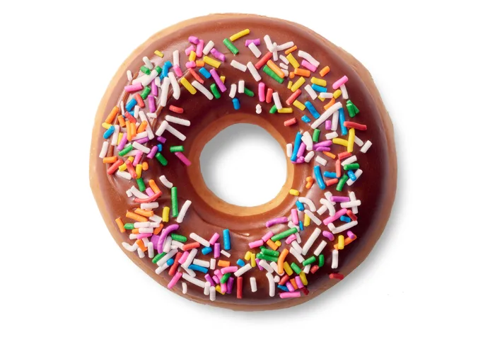 Dona Krispy Kreme de chocolate cubierta con chispas de colores