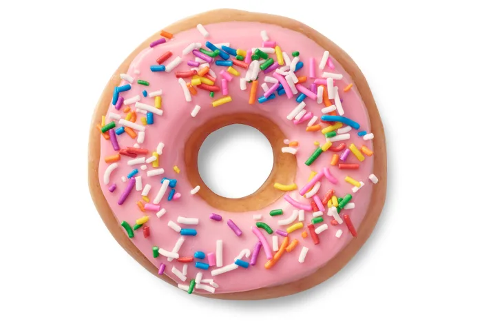 Dona Krispy Kreme con glaseado de fresa y chispas de colores