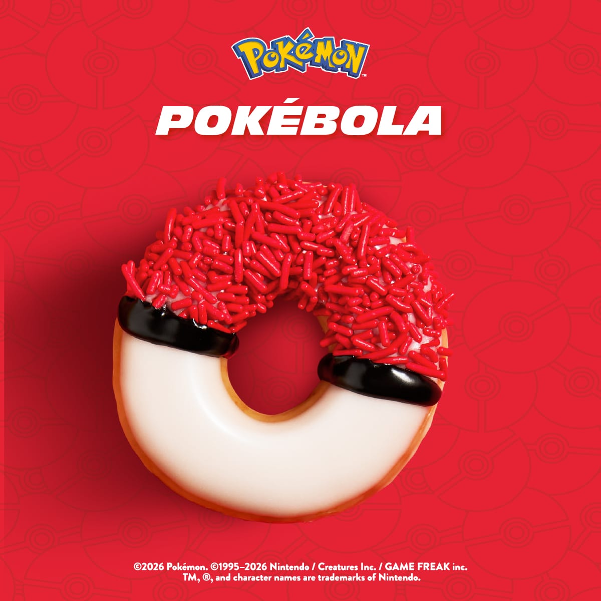 Dona Pokébola de Krispy Kreme Ecuador, con glaseado blanco y sprinkles rojos
