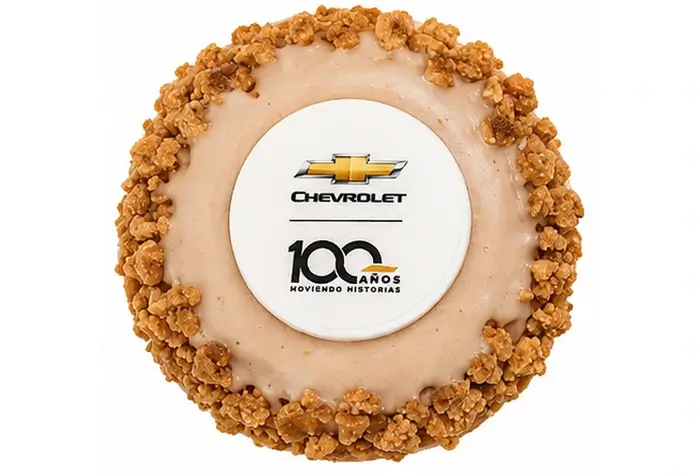 Dona Chevrolet Centenario con glaseado dorado conmemorativo