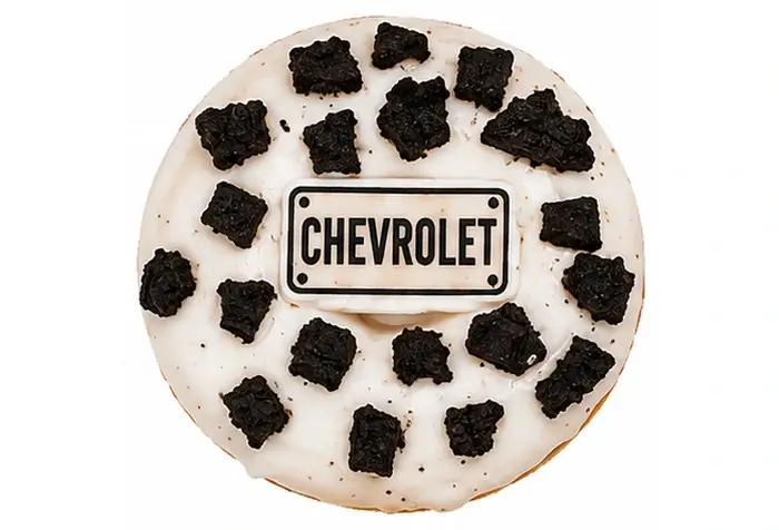 Dona Chevrolet Crunchy de Krispy Kreme con galleta OREO y chocolate crocante