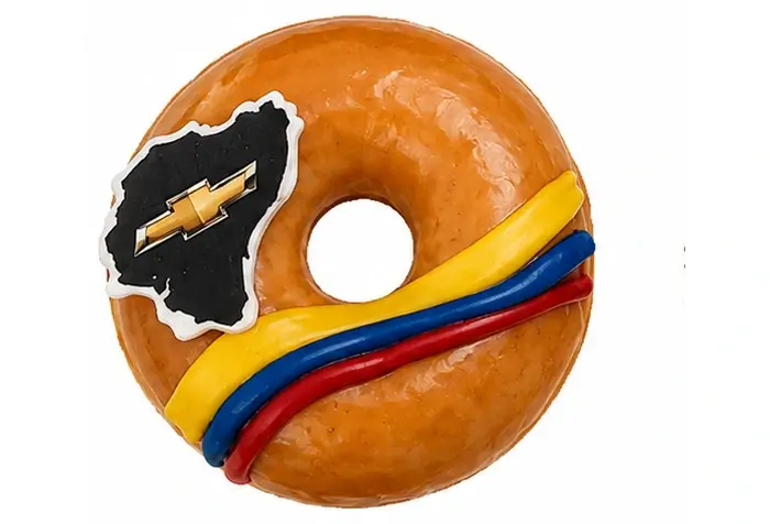 Dona Ruta Tricolor de Krispy Kreme con glaseado en franjas azul, blanco y dorado