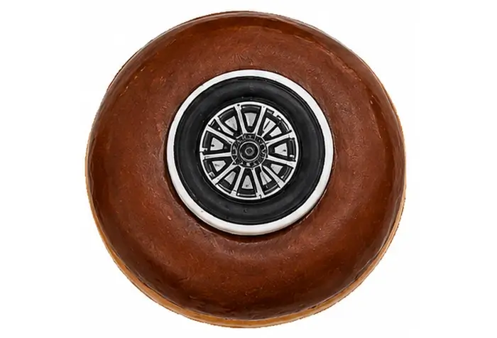 Dona Llanta Chevrolet de Krispy Kreme con glaseado negro y detalles tipo rin